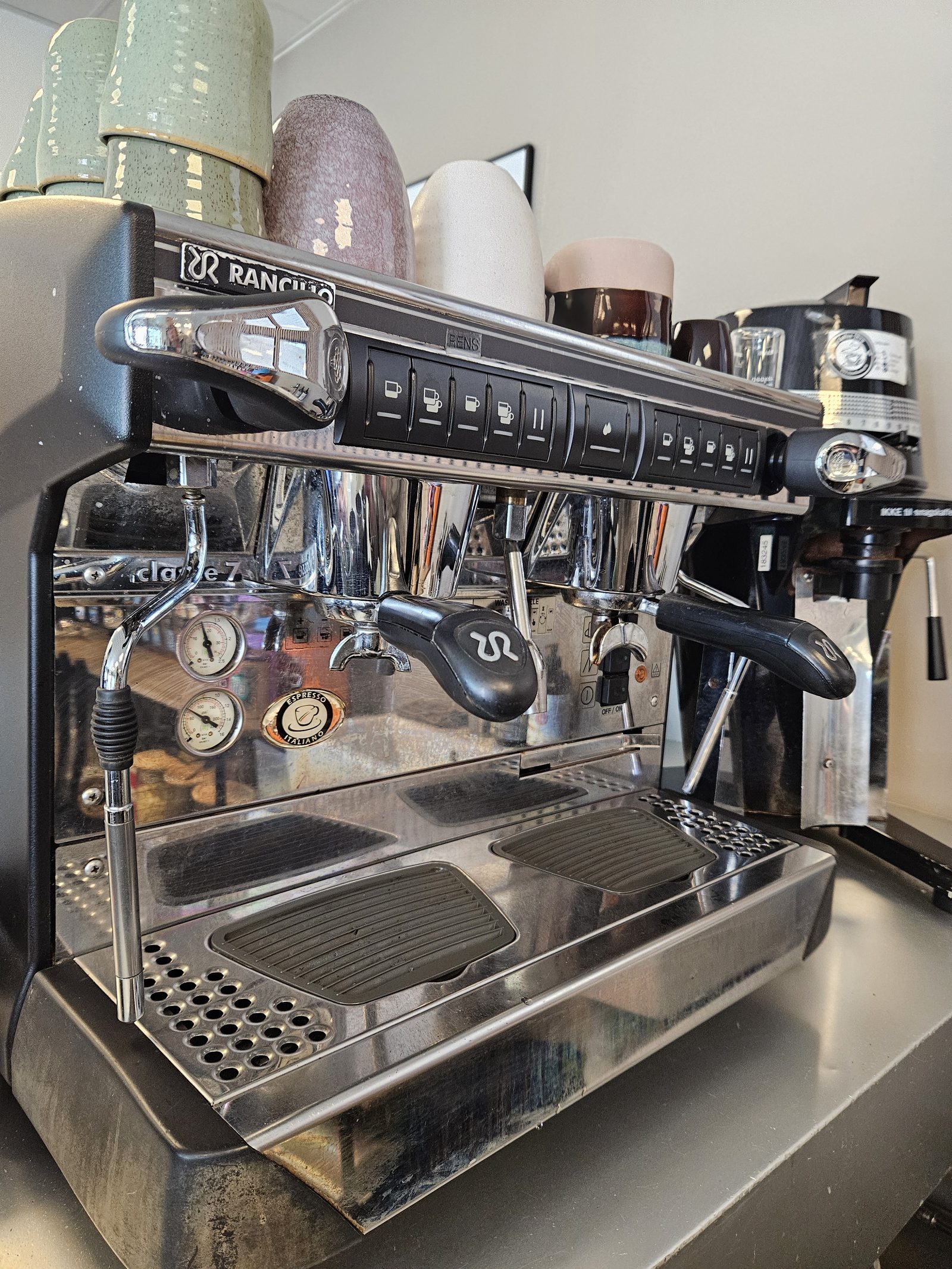 Baren og espressomaskinen i My Coffee Shop